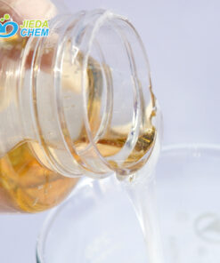 Pour the transparent liquid disodium lauroamphodiacetate from the small bottle into the beaker